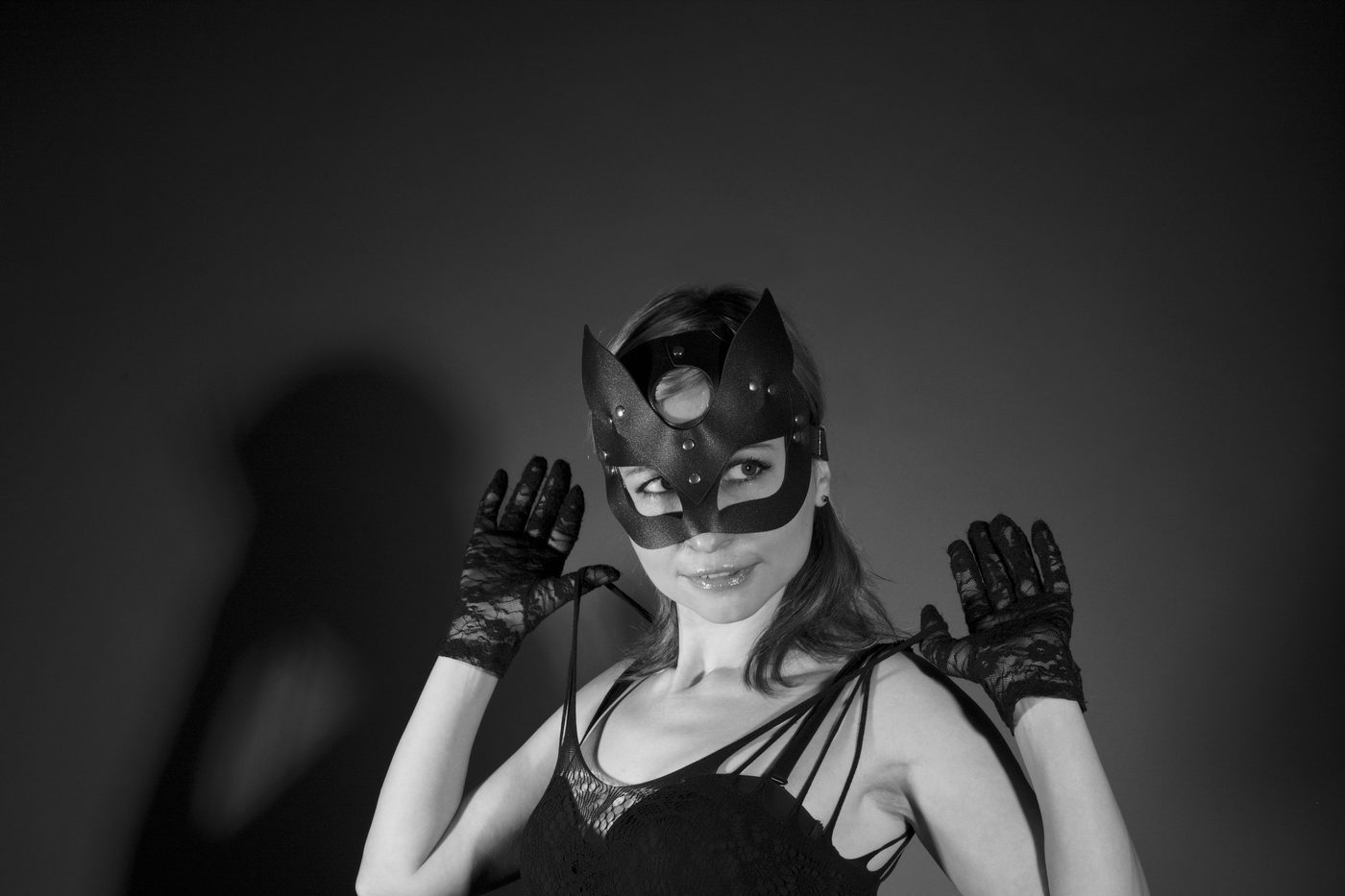 Portrait en noir et blanc avec masque de chat et gants