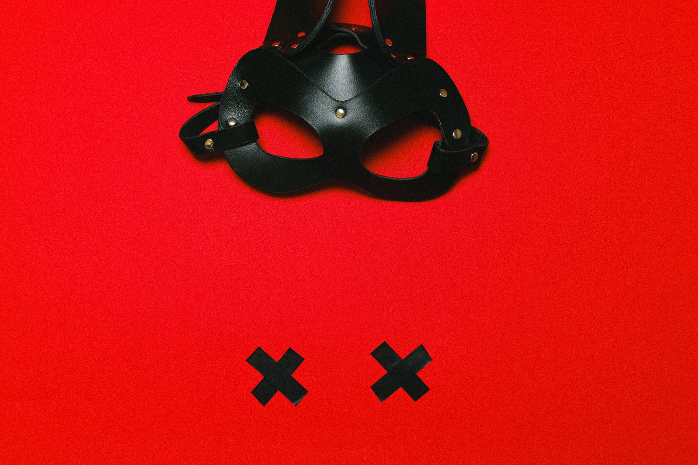 Masque de lapin noir sur fond rouge