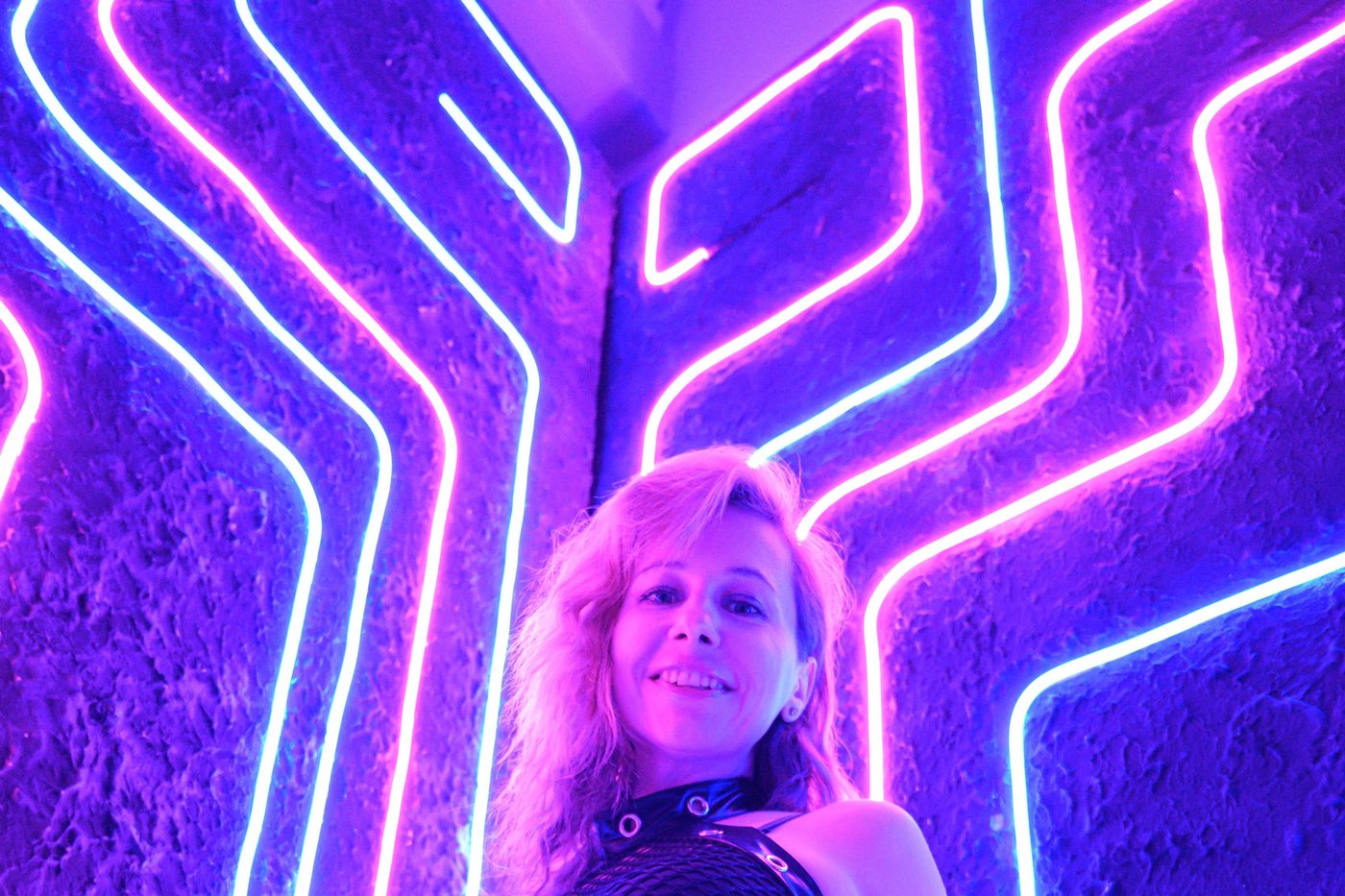 Femme en tenue fétichiste sous néons violets